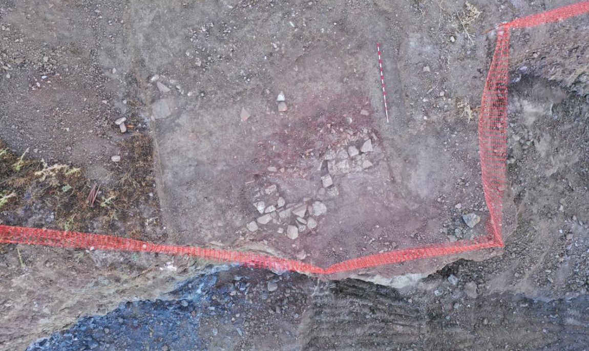 Zona ya protegida de las estructuras murarias y área de derrumbe de la cubierta del santuario romano de Zahara de la Sierra.  CEDIDA