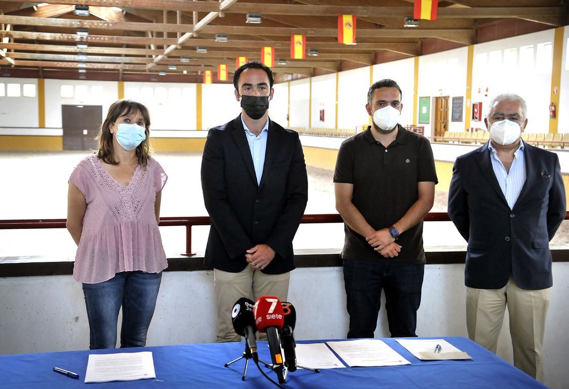 Un momento de la firma del contrato entre los delegados municipales y miembros de Alpende.