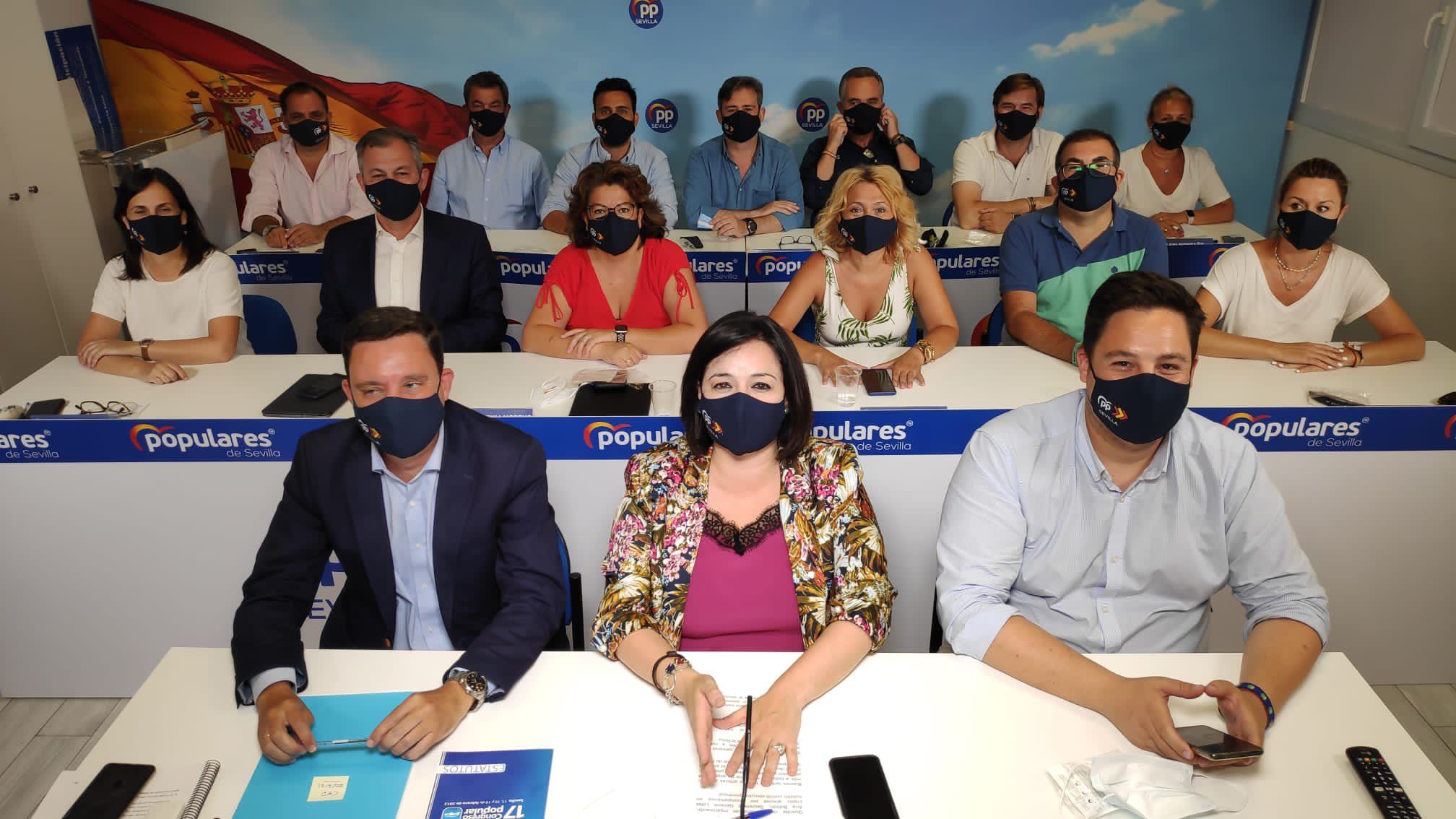 Virginia Pérez, en el centro de la imagen, presidiendo el comité ejecutivo celebrado este pasado martes por el PP de Sevilla.