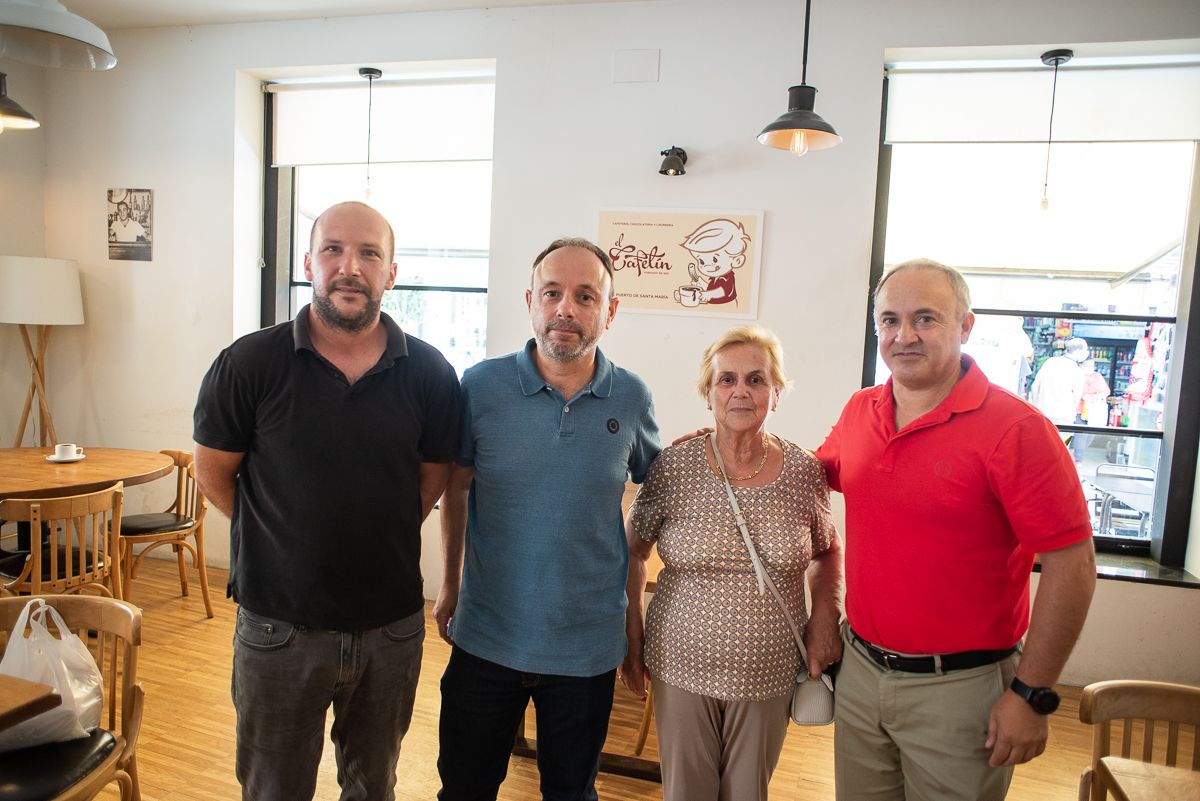 La familia junto al encargado Alexis en el interior del local.