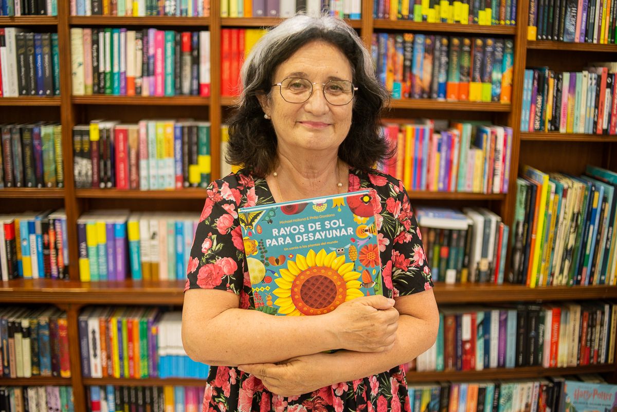 Nati Montaño, la gran librera de su ciudad y alma de La Luna Nueva, posa con un ejemplar veraniego en días pasados. Nati Montaño, la gran librera de su ciudad y alma de La Luna Nueva, posa con un ejemplar veraniego en días pasados.