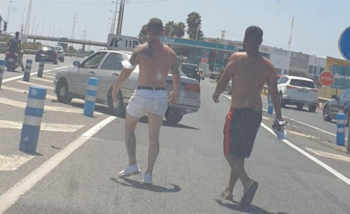 Los dueños corriendo detrás del caballo desbocado. ONUBENSECOTILLA