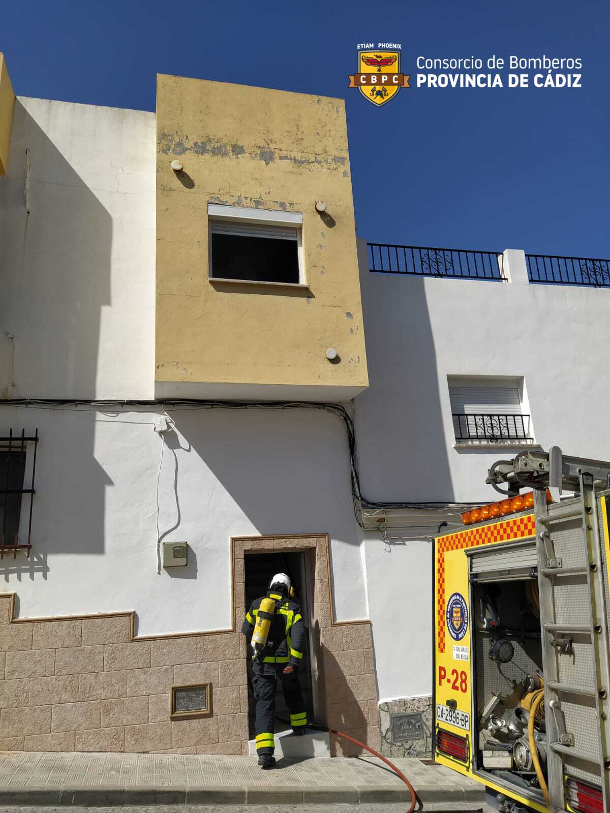 Los efectivos acceden al interior de la vivienda en Arcos.