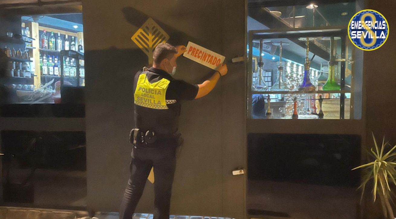 La Policía precinta uno de los tres establecimientos que incumplían la normativa en Sevilla.