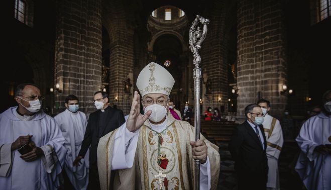 El obispo, tras la toma de posesión, saliendo de la Catedral. 