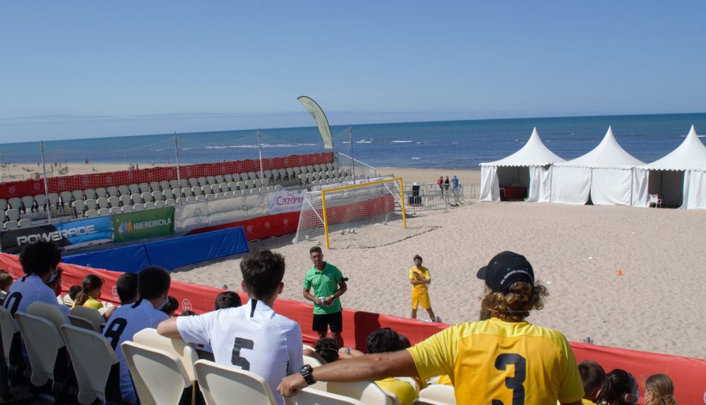 Uno de los momentos que dejó el Campus de Fútbol Playa de la RFAF. 