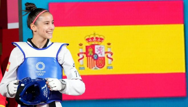 Adriana Cerezo, feliz tras conseguir la medalla de plata. 