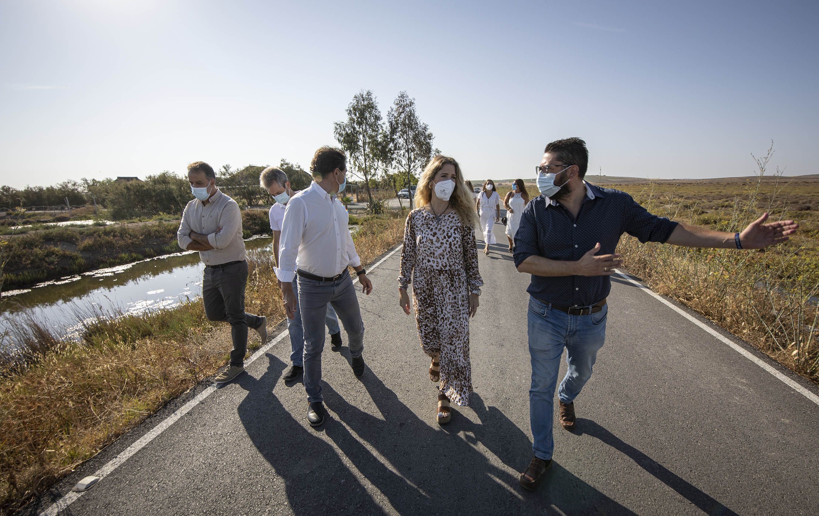 Jorge David Rodríguez Pérez, alcalde de Trebujena, durante la presentación del proyecto en las marismas de Trebujena este martes, junto a Ana Mestre, delegada de la Junta de Andalucía en Cádiz.