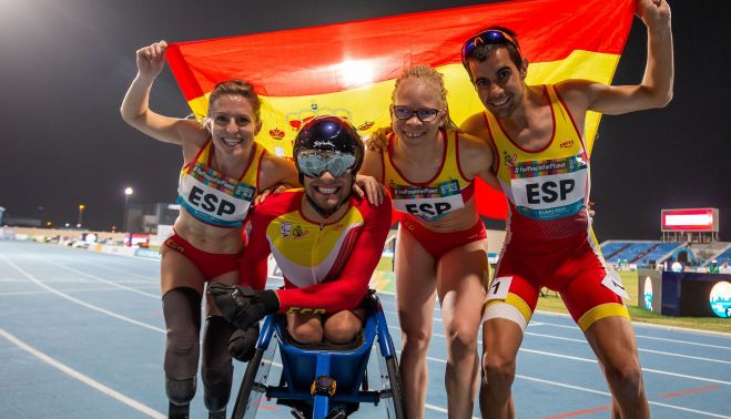 Quintero, con sus compañeros del relevo español. 