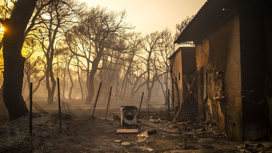 Una zona quemada de Atenas. ANGELOS TZORTZINIS / DPA