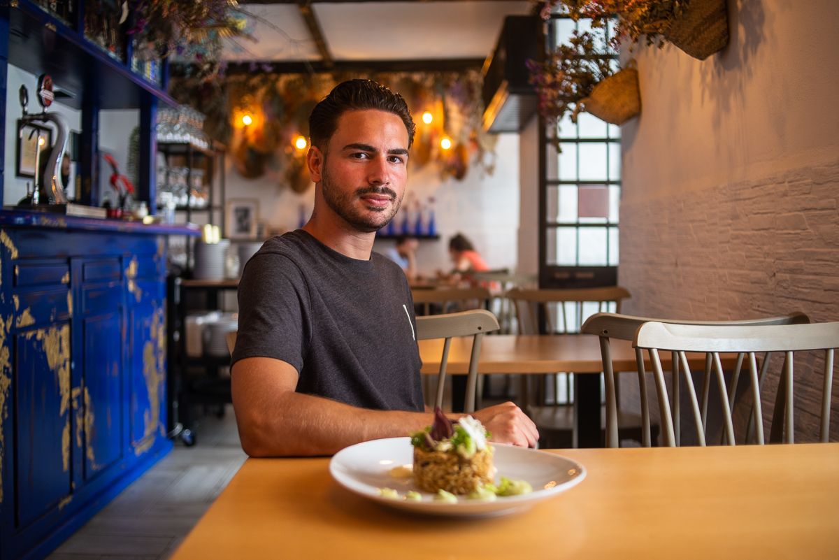 Manuel Loreto posa para lavozdelsur.es en el interior de Jindama, el gastrobar que abrió tras la pandemia en el barrio de Santiago de Jerez