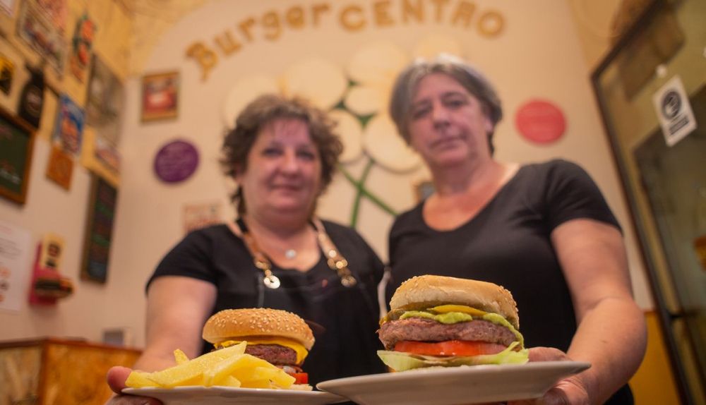 Angie y Carmen posan para lavozdelsur.es con una hamburguesa del Burger Centro