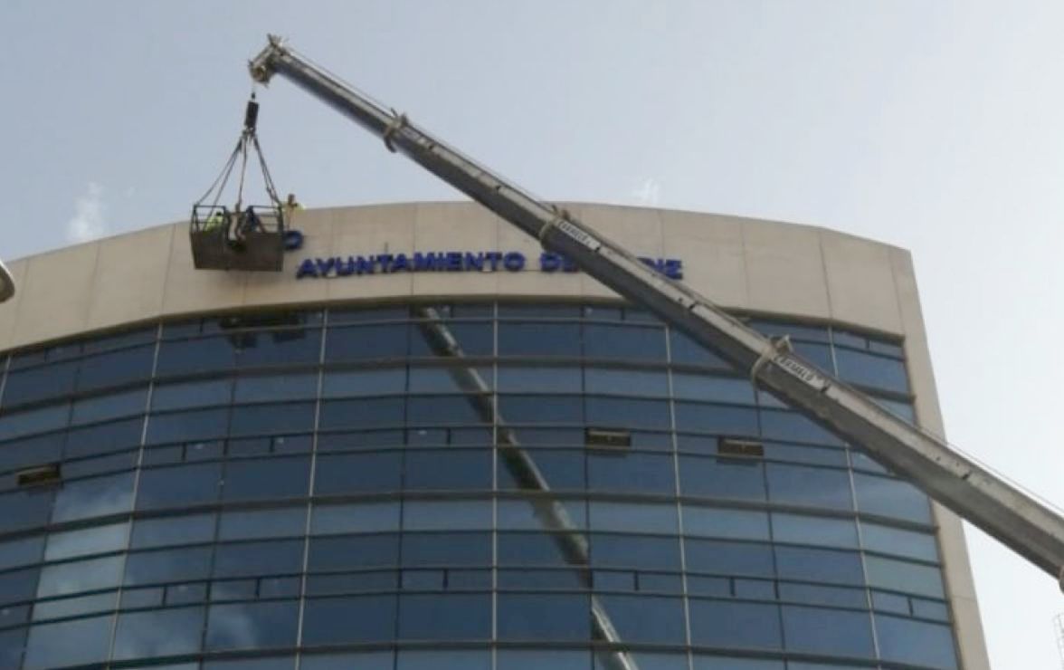 Fotografía del cambio de nombre del estadio del Cádiz CF. Después de las elecciones municipales podría ser rebautizado.
