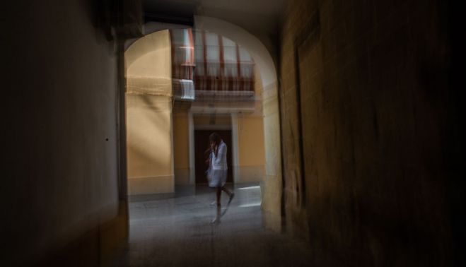 Una persona camina por la calle Francos, en el centro histórico de Jerez.