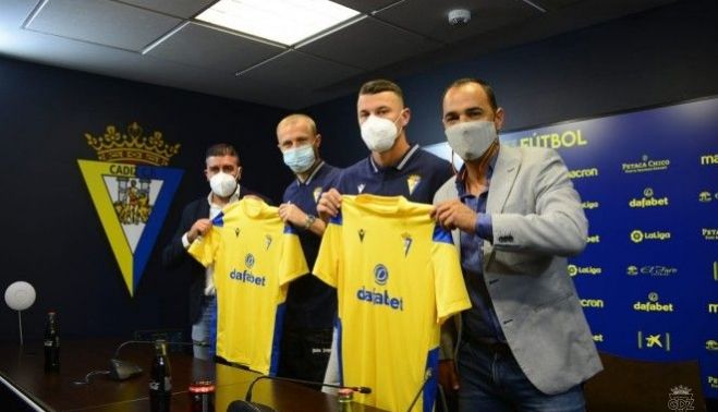 Osmajic, tercero por la izquierda, junto a Haroyan.   CADIZCF
