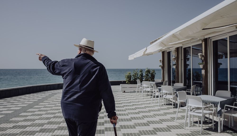 El empresario apunta al mar.