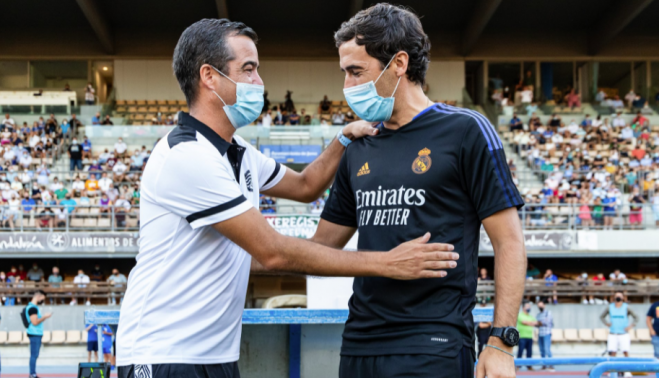 El técnico del Xerez DFC, Pérez Herrera, saludando al madridista Raúl.   XEREZDFC