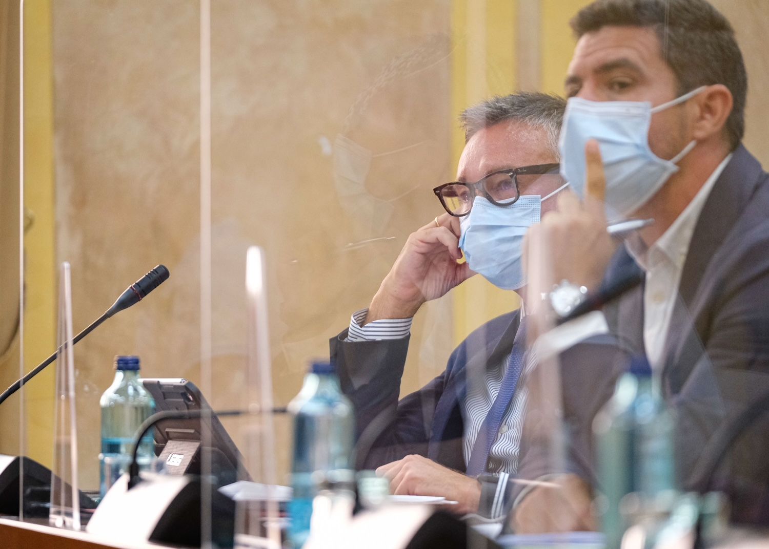 PP y Cs hallan en Unidas Podemos un socio inesperado para crear la 'macroagencia' Trade en Andalucía. Gavira y Romero, este pasado martes, en la Diputación Permanente del Parlamento andaluz.