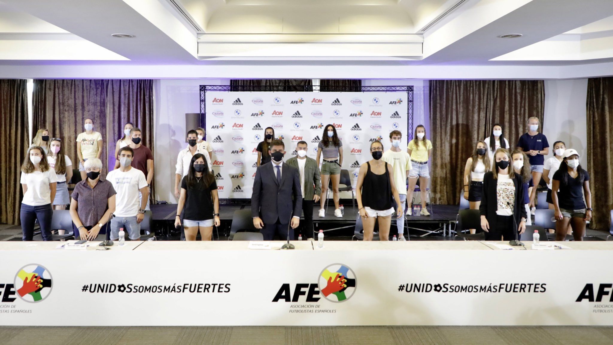 Jugadoras y técnicos del Rayo, junto a dirigentes de AFE.