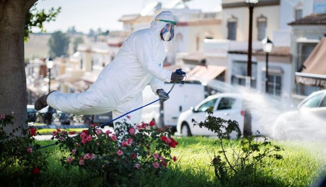 Un operario fumiga contra el Virus del Nilo, que afecta a varios pueblos del Bajo Guadalquivir, en una fotografía de RTVE