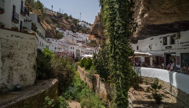Casas bajo las rocas en Setenil de las Bodegas.