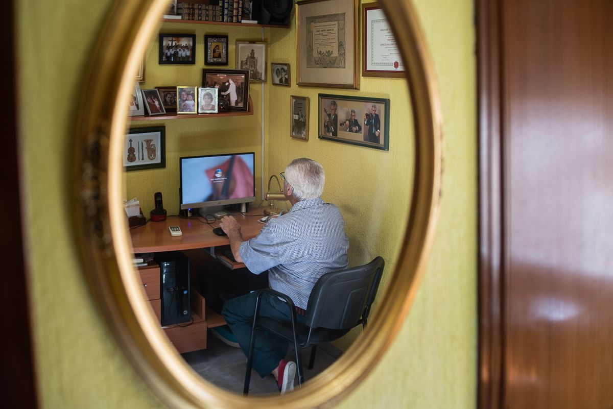 Enrique Orellana en el ordenador de su pequeño estudio.