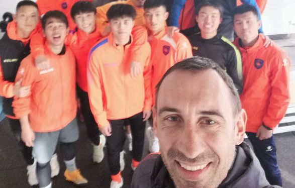 Con jugadores del Quingdao. 