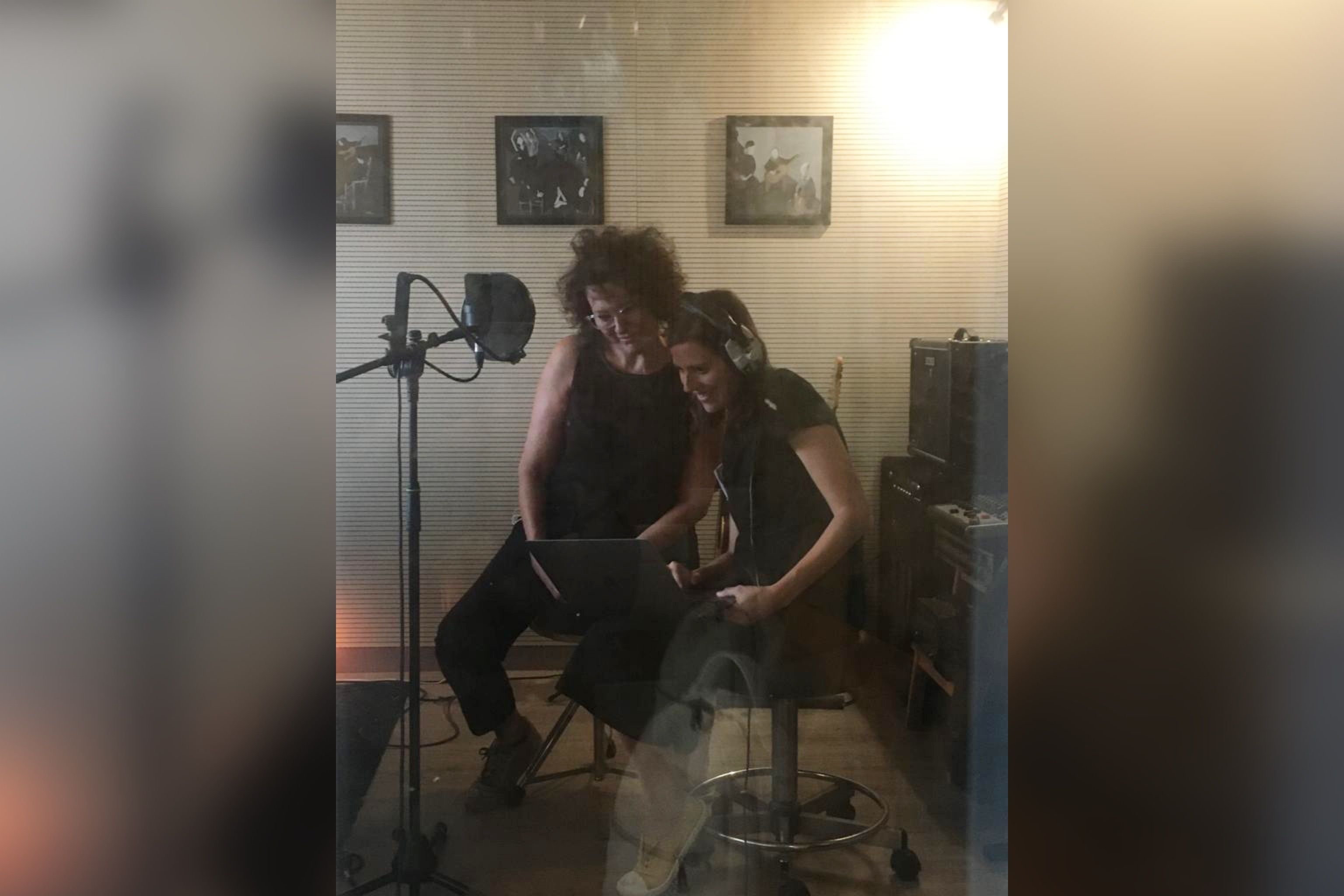 Alicia graba la voz de Margara, la protagonista de 'La primavera siempre vuelve' con su madre. 