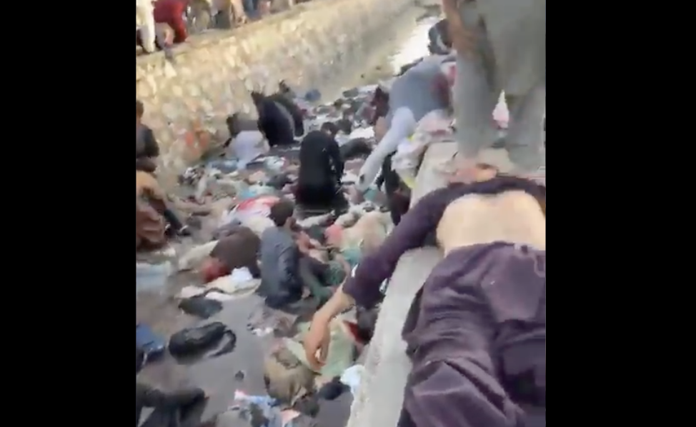Imágenes atroces tras la masacre en las cercanías del aeropuerto de Kabul, en plena evacuación en Afganistán.