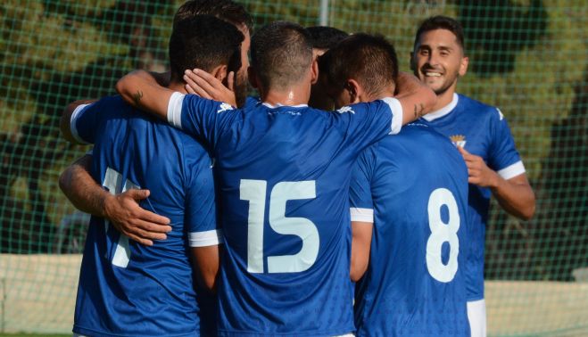 Jugadores del San Fernando CD celebran un gol en un amistoso.   SANFERNANDOCD