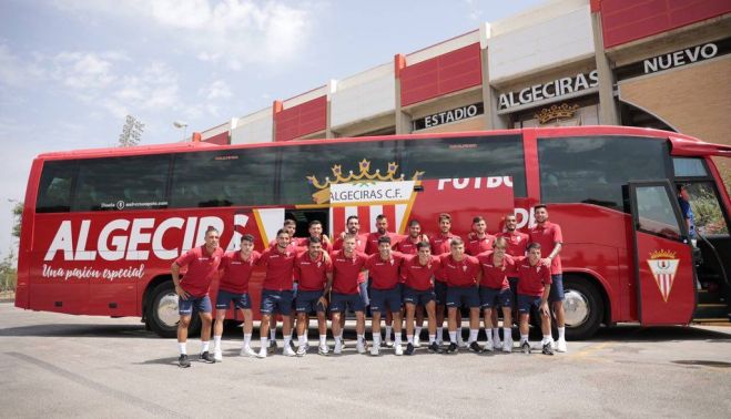 La plantilla del Algeciras, rumbo a su primer destino de la temporada.   ALGECIRASCF
