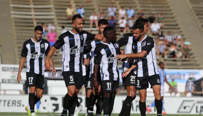Celebración de un gol veraniego de la Balompédica Linense.