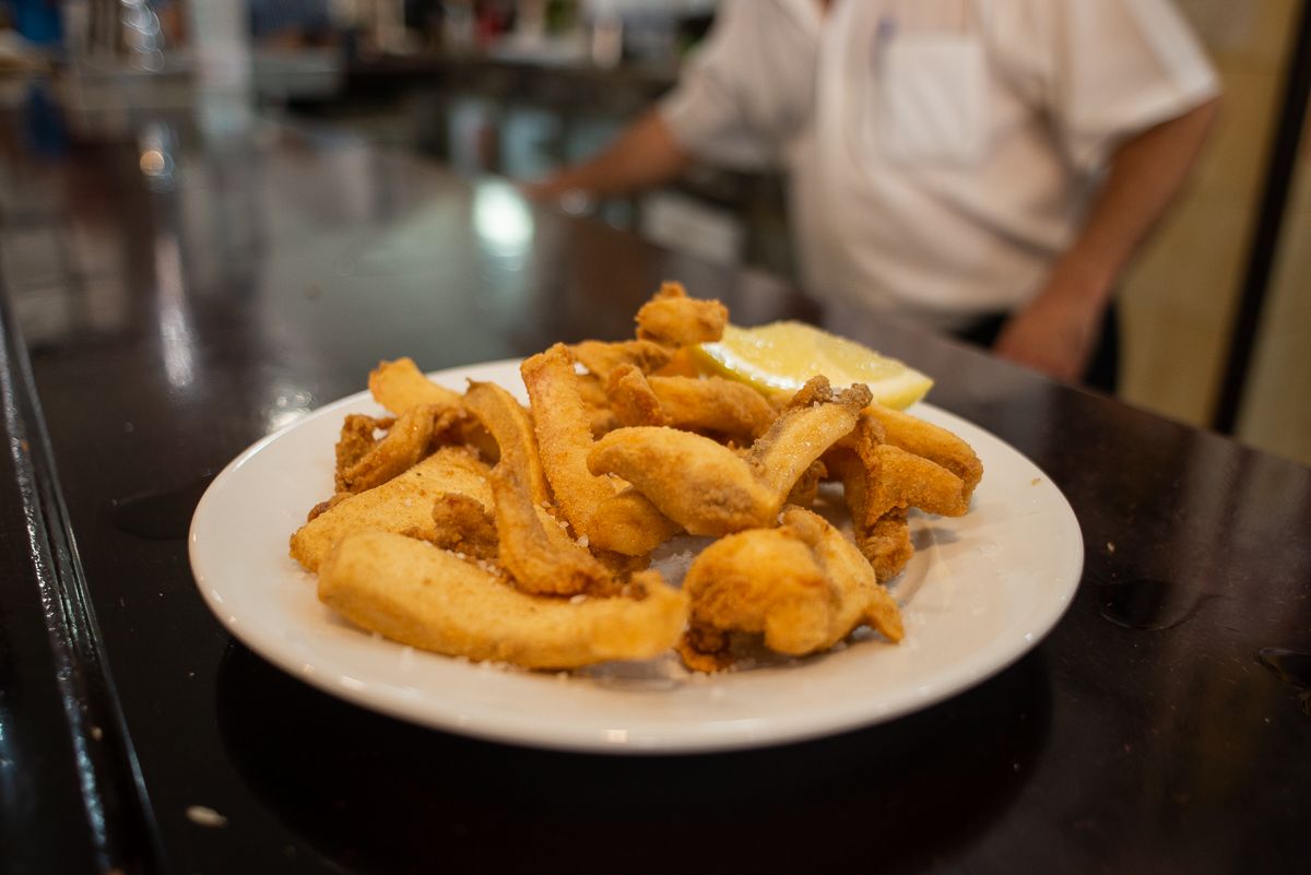 Pescado frito en el bar Dorado.