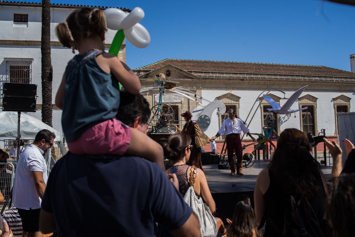 Público en la plaza del Mercado, corazón del centro histórico, en una pasada edición del Festival Intramuros.