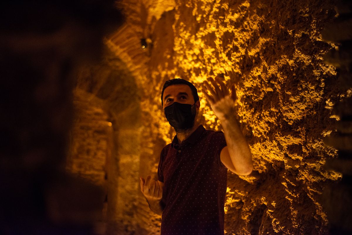 El promotor durante la visita de lavozdelsur.es a la Cueva del Pájaro Azul.   MANU GARCÍA