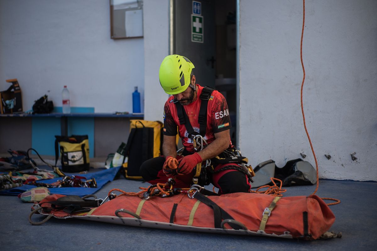 Preparando el equipo de rescate.