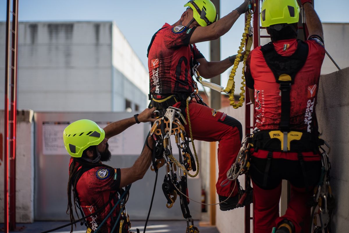 Varios miembros del grupo, iniciando una escalada.