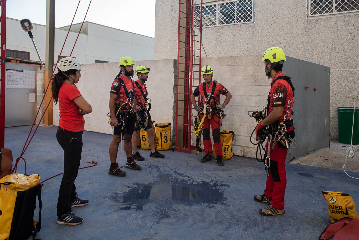 Varios componentes del grupo preparan el siguiente ejercicio. 