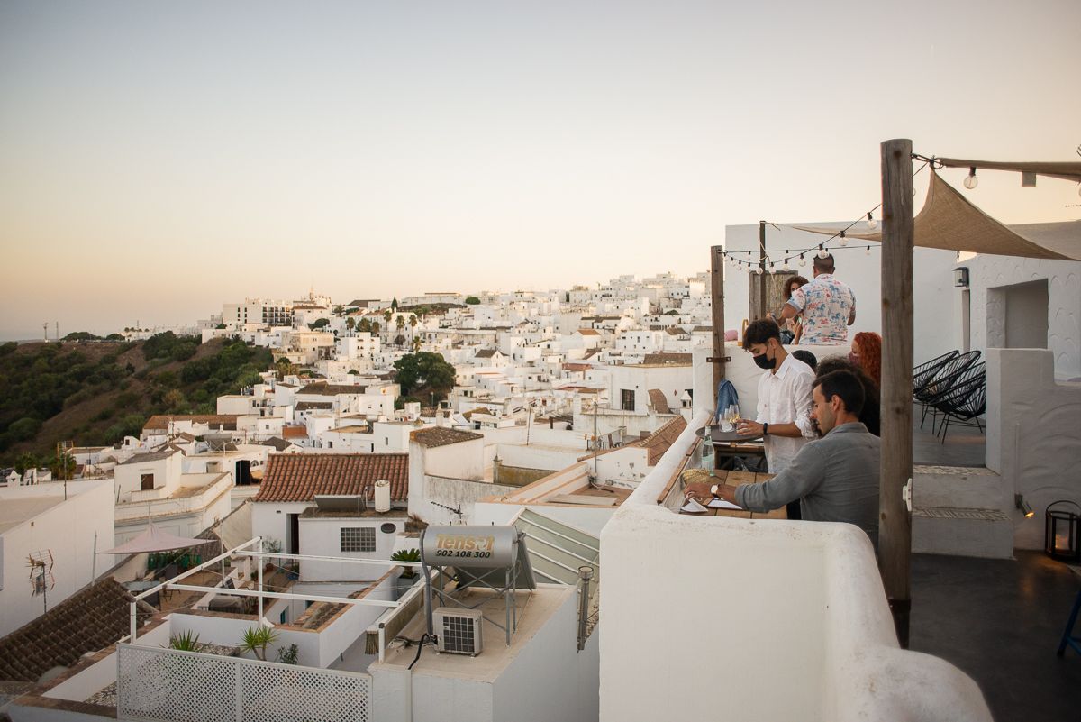Vista de Vejer desde L' Apero, la terraza gastronómica de La Fonda Antigua, un hotelito con encanto en el intramuros de la localidad gaditana.