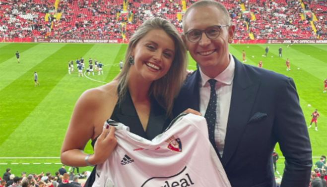 Aimee Robinson, con una camiseta que Osasuna ha dedicado a su padre.