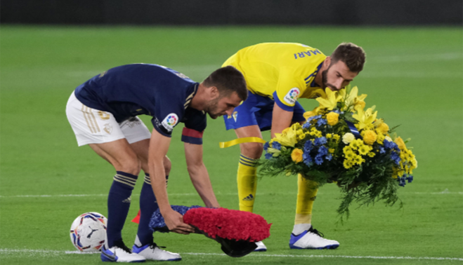 Los capitanes de Cádiz y Osasuna homenajearon a Robinson.