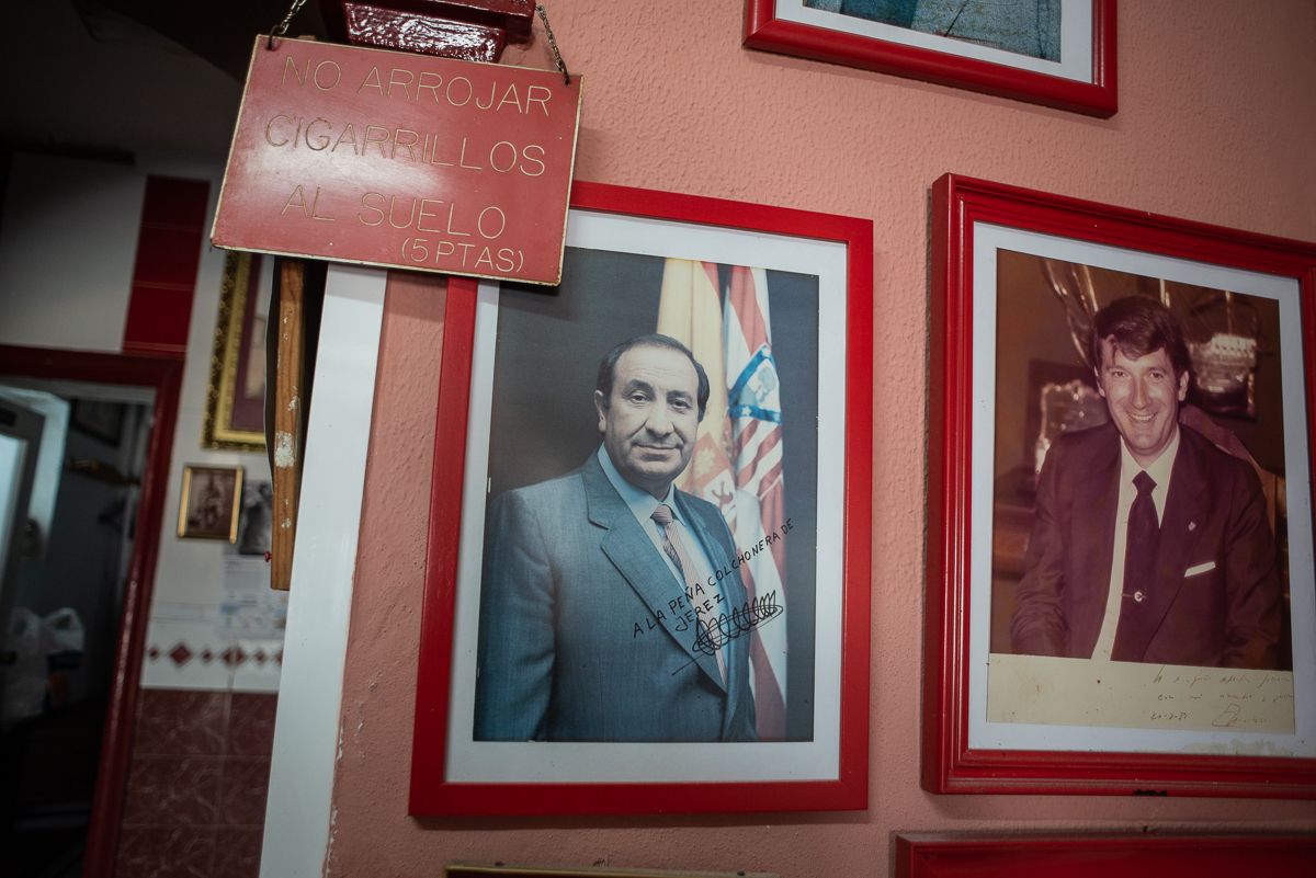 El retrato de Jesús Gil, firmado durante la visita de la peña al Vicente Calderón