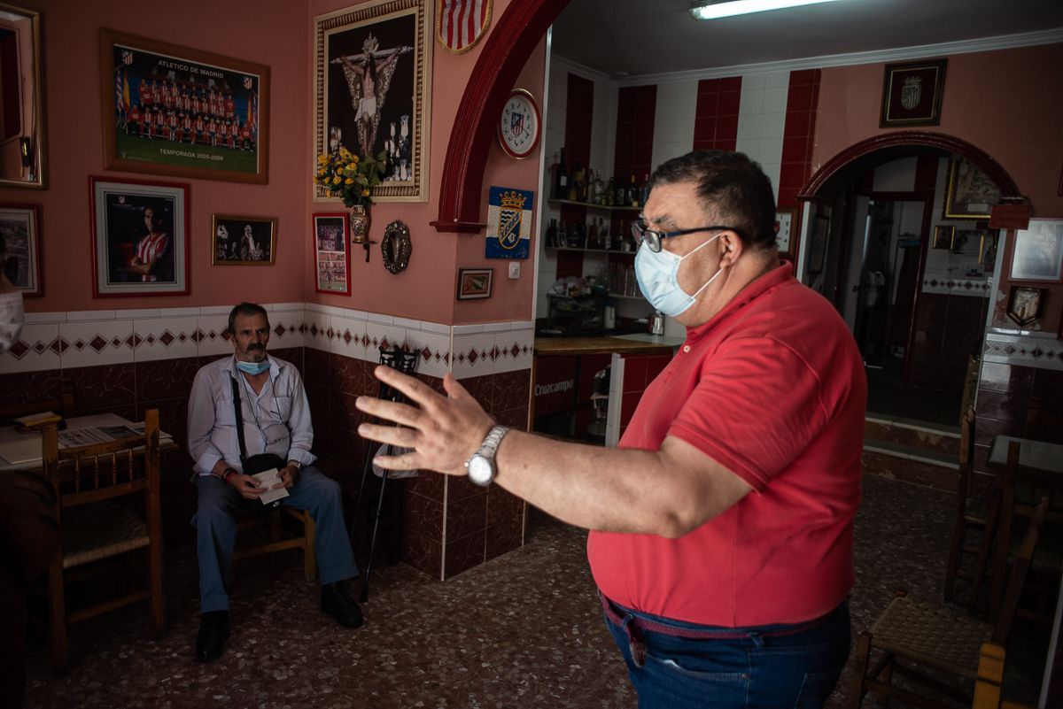 Paco Ares, junto a otro de los socios de la Peña Colchonera Jerezana, durante la entrevista con lavozdelsur.es