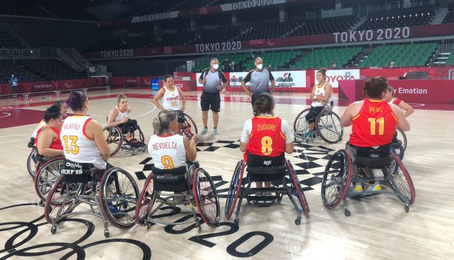 Abraham y David, dando instrucciones a las jugadoras de la selección española.
