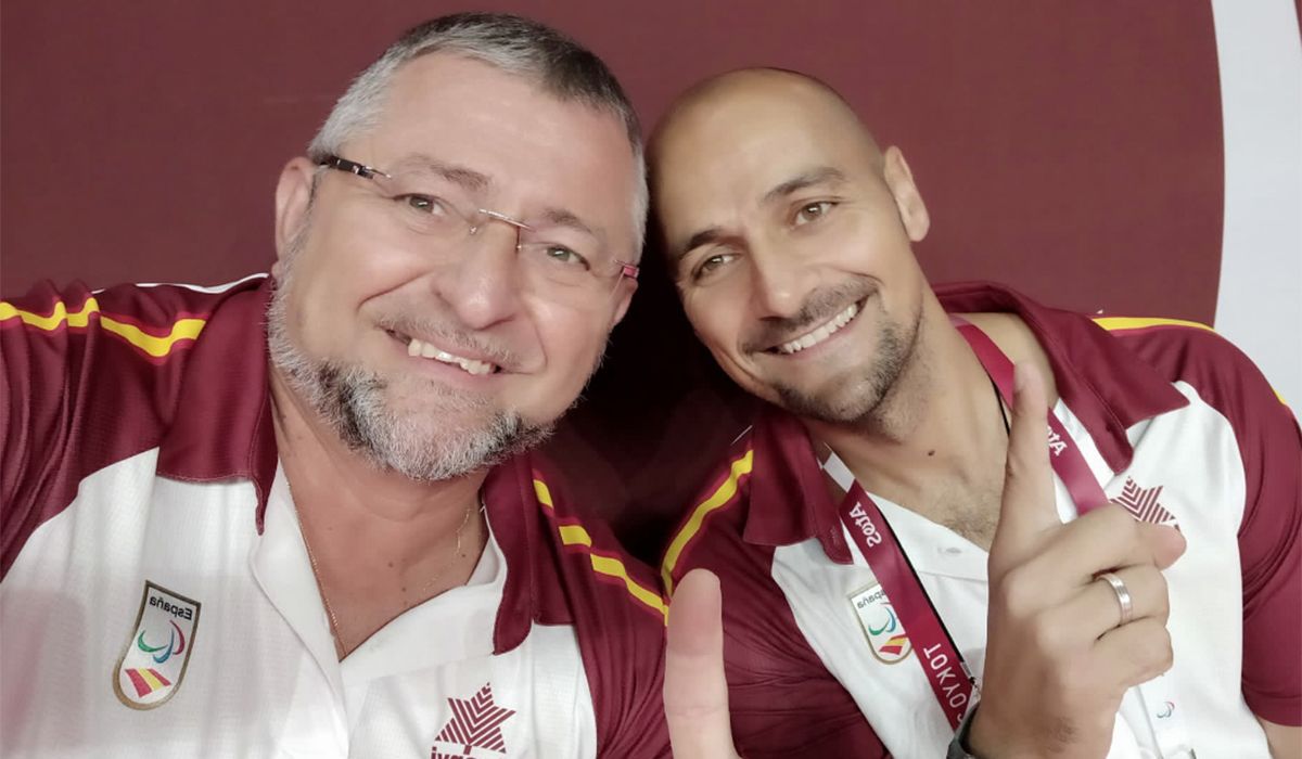 Dos de los 'mosqueteros' de Jerez: David Benítez, ayudante técnico de la selección femenina, y el seleccionador Abraham Carrión. Dos de los 'mosqueteros' de Jerez: David Benítez, ayudante técnico de la selección femenina, y el seleccionador Abraham Carrión.