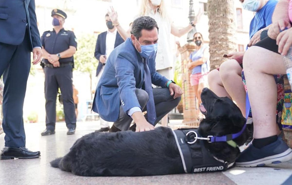 El presidente acaricia a un perro guía en Vejer.