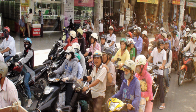 Desde el autobús de la delegación, cruce en el centro de Ho Chi Minh City.