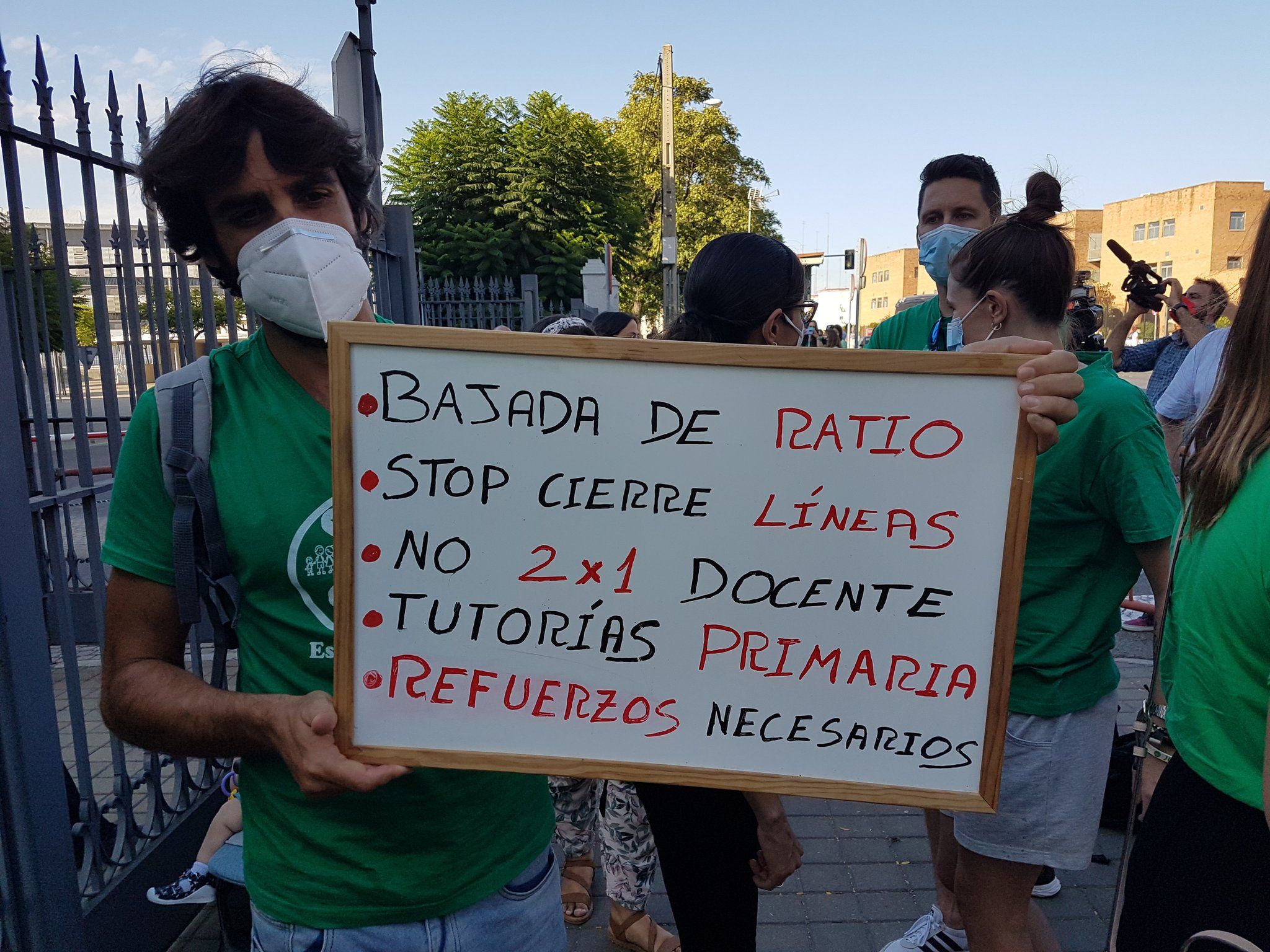 Un cartel de un miembro de la Marea Verde este martes en una concentración contra los recortes en Educación
