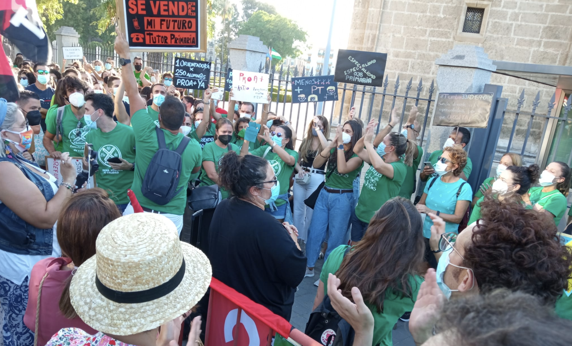 Protesta de diferentes colectivos en defensa de la escuela pública, este pasado martes ante el Parlamento andaluz.