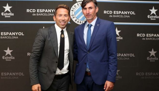 Dos ilustres pericos: Raúl Tamudo y Moisés Arteaga.